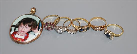 Four assorted 18ct and gem set dress rings including solitaire diamond, two 9ct gold gem set rings and a 9ct gold locket.